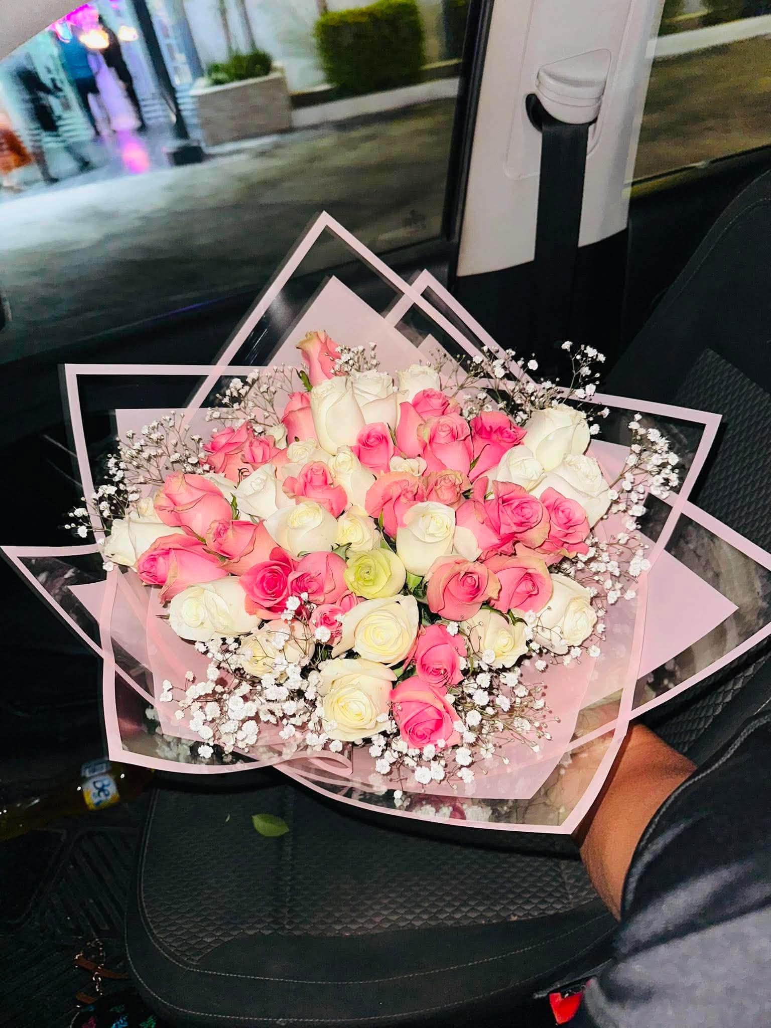 Combinación de flores y envoltura de nuestro taller